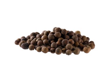 Jamaika biber tohumları beyaz arka planda izole edilmiş. Tüm baharat bezelyeleri izole..
