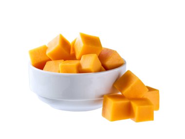 Beyaz arka planda izole edilmiş çedar peyniri küpleri olan beyaz seramik kase. .