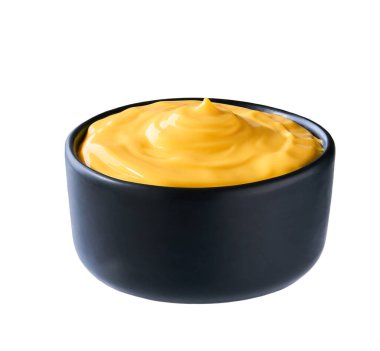 Beyaz arka planda izole edilmiş beyaz kasede çedar peyniri sosu.