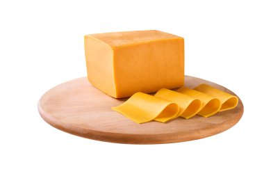 Beyaz arka planda izole edilmiş çedar peyniri parçalarıyla kesme tahtası.