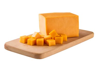 Beyaz arka planda izole edilmiş çedar peyniri küpleri. Beyaz arkaplanda izole edilmiş küp şeklinde kesilmiş kırmızı çedar peyniri..