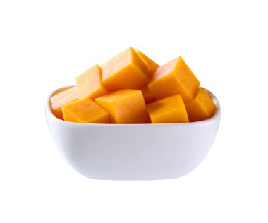 Beyaz arka planda izole edilmiş çedar peyniri küpleri olan beyaz seramik kase. .