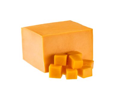 Beyaz arka planda izole edilmiş çedar peyniri küpleri. Beyaz arkaplanda izole edilmiş küp şeklinde kesilmiş kırmızı çedar peyniri..