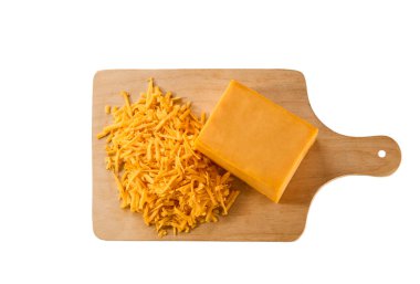 Kesme tahtasındaki dilimlenmiş çedar peyniri beyaz arka planda izole edilmiş, üst manzara.