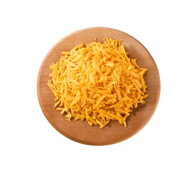 Kesme tahtasındaki dilimlenmiş çedar peyniri beyaz arka planda izole edilmiş, üst manzara.