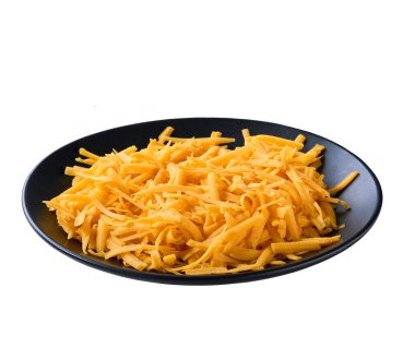 Beyaz arka planda izole edilmiş parçalanmış çedar peynirli siyah seramik tabak..