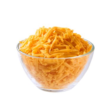 Beyaz arka planda izole edilmiş cam bir kasede rendelenmiş çedar peyniri..