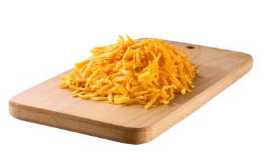 Beyaz arka planda izole edilmiş bir kesme tahtasındaki rendelenmiş çedar peyniri.