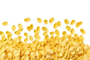 Beyaz arka plana serpilmiş lezzetli mısır gevrekleri. Kapat, üst görünüm.