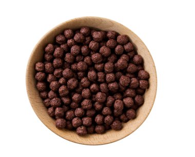 Beyaz arka planda izole edilmiş ahşap bir kasede nefis çikolatalı mısır topları, üst manzara. Kahvaltı gevreği..