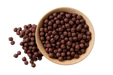 Beyaz arka planda izole edilmiş tahtadan mısır topları dökülüyor. Üst görünüm.