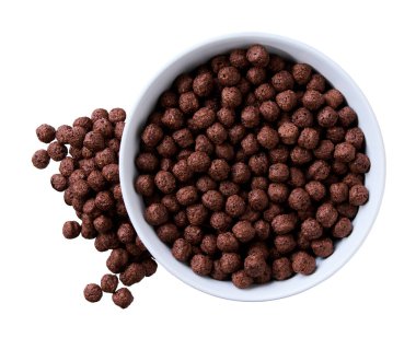 Beyaz arka planda izole edilmiş seramik kaseden dökülen lezzetli çikolatalı mısır topları. Üst görünüm.