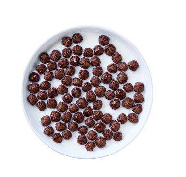 Beyaz arka planda izole edilmiş sütlü çikolatalı mısır topları..