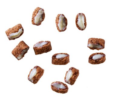 Beyaz arka planda izole edilmiş sütlü kremayla dolu çikolatalı mısır yastıkları..