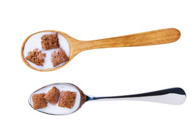 Beyaz arka planda izole edilmiş sütlü mısır gevreği kaşığı..