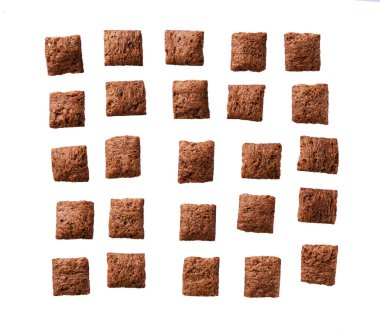 Beyaz arka planda izole edilmiş çikolata yastıkları.