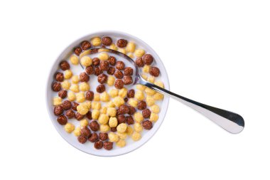 Sağlıklı kahvaltı, beyaz arka planda izole edilmiş sütlü mısır topu kasesi. Üst Manzara. İkili toplar. İki aromalı mısır topları..