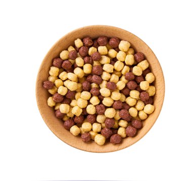 Beyaz arka planda izole edilmiş ahşap bir kasede mısır topları ve çikolatalı mısır topları. İkili toplar. İki aromalı mısır topları..