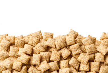 Beyaz arka plan manzaralı yastıklar, kahvaltıda sağlıklı atıştırmalıklar. Çıtır mısır gevreği..