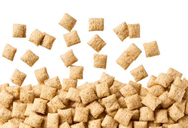 Beyaz arka planda dağınık mısır yastıkları. Yaklaş, üstten bak. Beyaz arka planda lezzetli mısır gevrekleri..