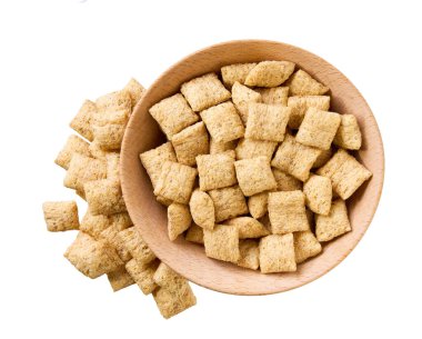 Beyaz arka planda izole edilmiş tahtadan tahıl ambalajları dökülüyor. Üst Manzara. Çıtır mısır gevrekleri dökülüyor.