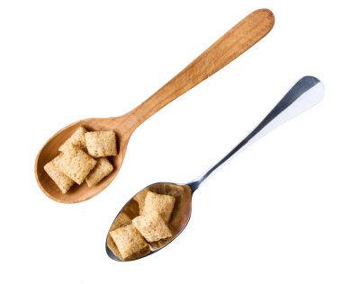 Beyaz arka planda izole edilmiş tahta kaşıkta mısır yastıkları, üst manzara. Beyaz arka planda izole edilmiş mısır gevreği kaşığı..