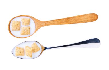 Beyaz arka planda izole edilmiş sütlü mısır gevreği kaşığı. Bir kaşık gevrek mısır gevreği ve süt izole edilmiş..