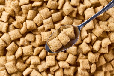 Lezzetli mısır yastıklarının üzerinde lezzetli mısır yastıkları olan metal kaşık. Üst görünüm.