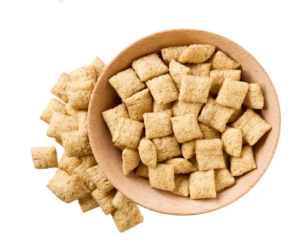 Beyaz arka planda izole edilmiş tahtadan tahıl ambalajları dökülüyor. Üst Manzara. Çıtır mısır gevrekleri dökülüyor.