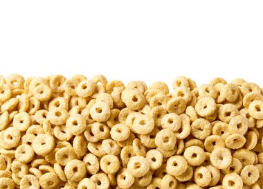 Beyaz arka planda yulaf ezmeli mısır gevreği kahvaltıda sağlıklı tatlı atıştırmalık. Gevrek gevrek döngüleri.