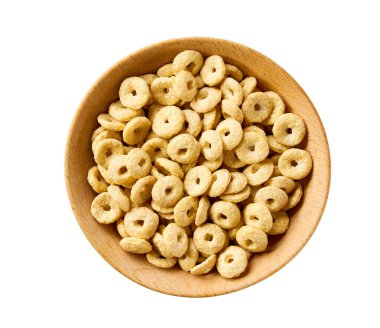 Yuvarlak yulaf tabanlı mısır gevreği beyaz arka planda izole edilmiş ahşap bir kasede, üst manzara. Tahta bir kasede izole edilmiş mısır gevreği halkaları..