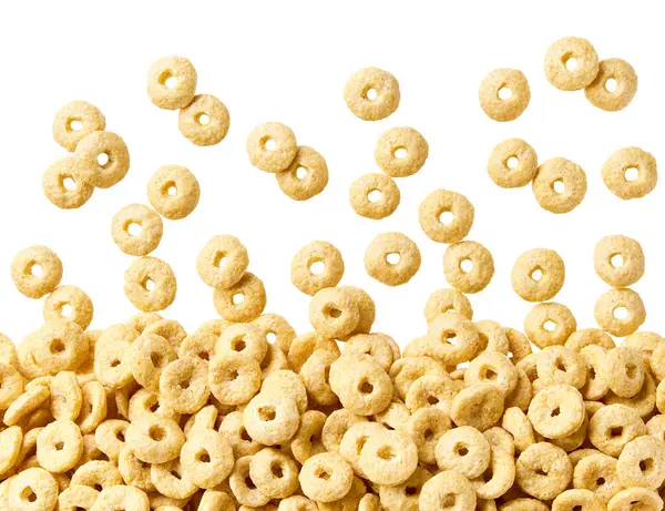 Yuvarlak yulaf tabanlı mısır gevreği beyaz arka plana saçılmış. Yaklaş, üstten bak. Beyaz arka planda gevrek bal gevreği.