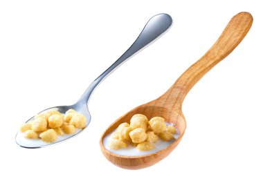 Beyaz arka planda izole edilmiş sütlü gevrek mısır topları..