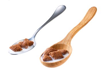 Beyaz arka planda izole edilmiş sütlü gevrek çikolata mısır pedleri..