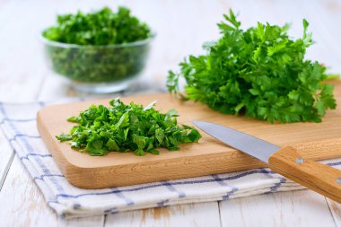 Masada taze maydanozlu kesme tahtası, seçici odaklı..