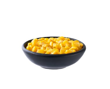 Siyah seramik kâse, beyaz arka planda izole edilmiş mısır konservesi..