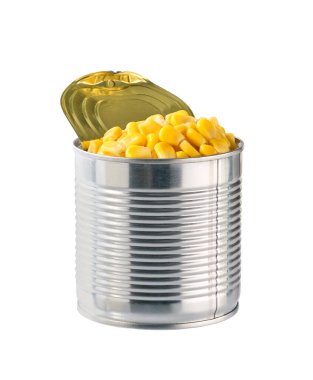 Açılmış mısır tanecikleri beyaz arka planda izole edilmiş..