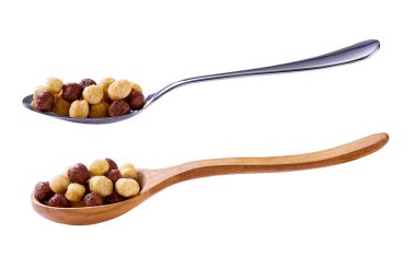 Beyaz arka planda izole edilmiş tahta kaşıkta mısır topları. Beyaz arka planda izole edilmiş bir kaşık dolusu gevrek çikolata..
