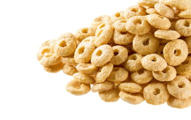 Beyaz arka planda yulaf ezmeli mısır gevreği yakın planda, kahvaltıda sağlıklı tatlı atıştırmalıklar. Gevrek gevrek döngüleri