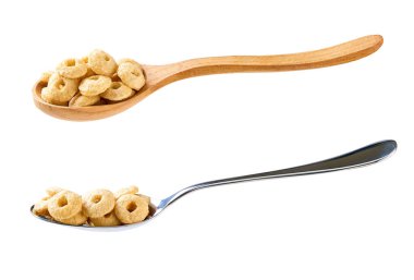 Beyaz arka planda izole edilmiş tahta bir kaşıkta yulaf ezmeli mısır gevreği. Beyaz arkaplanda izole edilmiş mısır gevreği döngüsü kaşığı.