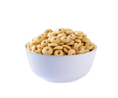 Beyaz arka planda izole edilmiş yulaf ezmesi tabanlı seramik kase. İzole bir tabakta gevrek yulaf gevreği halkaları..