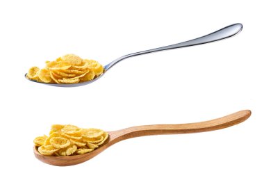 Tahta kaşıkta mısır gevreği. Beyaz arka planda izole edilmiş. 