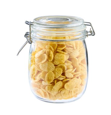 Beyaz arka planda izole edilmiş cam kavanozdaki mısır gevrekleri..