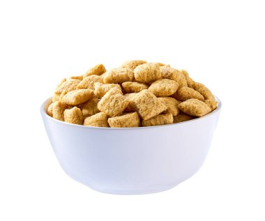 Beyaz arka planda izole edilmiş seramik mısır gevreği kasesi. İzole edilmiş bir tabakta gevrek mısır gevreği..