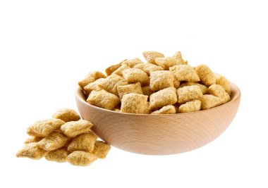 Beyaz arka planda izole edilmiş tahtadan tahıl ambalajları dökülüyor. Çıtır mısır gevrekleri dökülüyor.