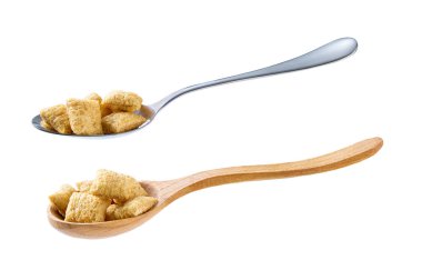 Beyaz arka planda izole edilmiş tahta kaşıkta mısır yastıkları. Beyaz arka planda izole edilmiş mısır gevreği kaşığı..