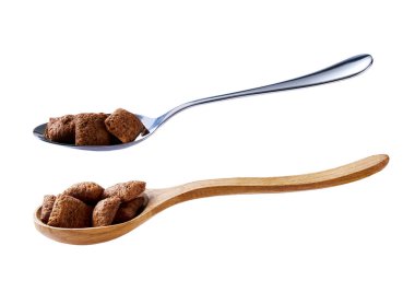 Beyaz arka planda izole edilmiş tahta kaşıkta çikolata yastıkları. Beyaz arka planda izole edilmiş bir kaşık dolusu çikolata yastığı..