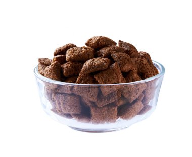 Beyaz arka planda izole edilmiş şeffaf bir kase çikolatalı mısır pedi. Çıtır çikolatalı mısır yastıkları..