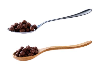 Beyaz arka planda izole edilmiş tahta kaşıkta çikolatalı mısır topları. Beyaz arka planda izole edilmiş bir kaşık dolusu gevrek çikolata..