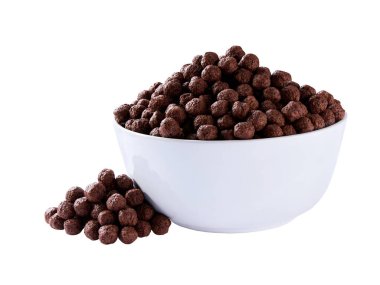 Beyaz arka planda izole edilmiş seramik kaseden dökülen lezzetli çikolata mısır topları..